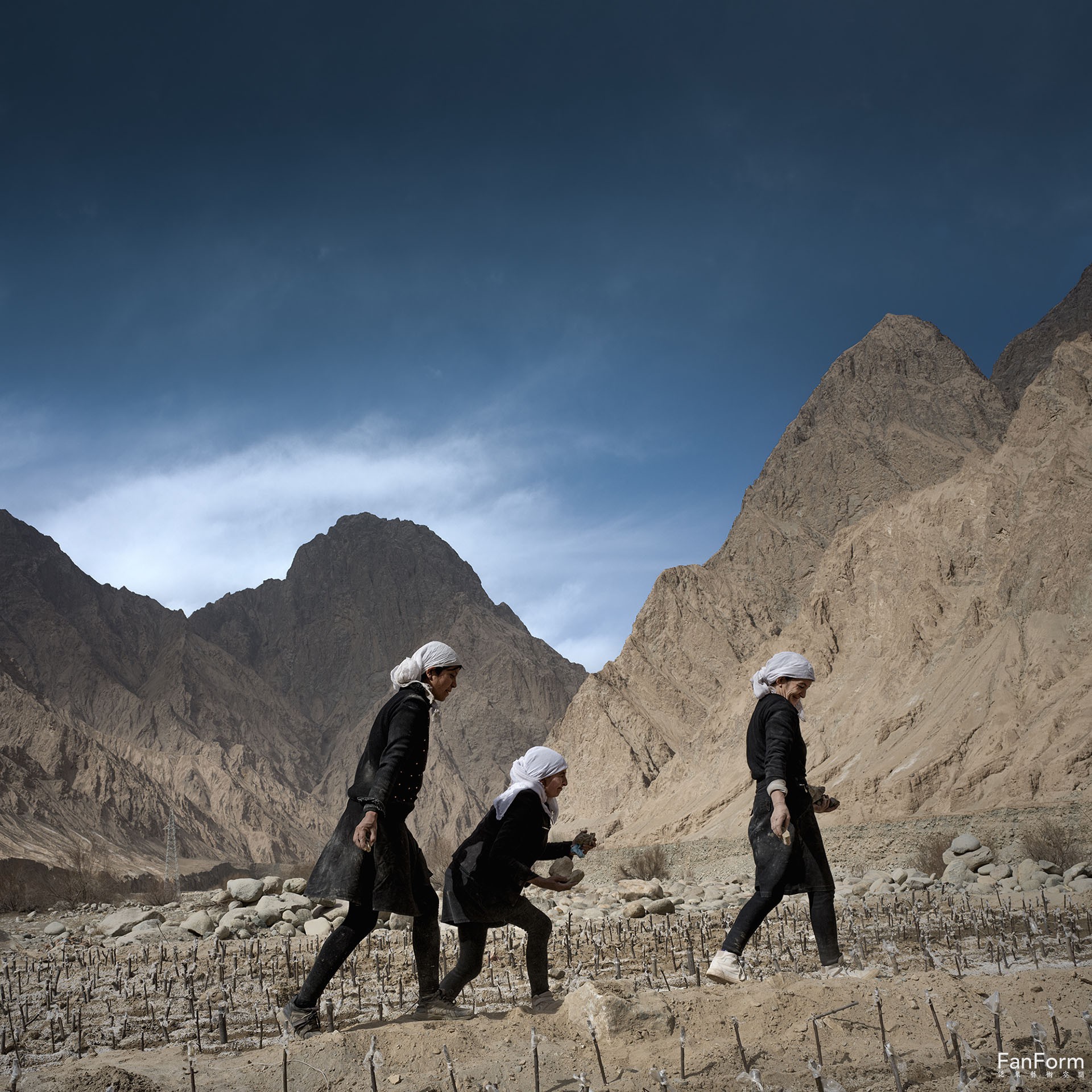 1681569397155616.jpg 塔吉克妇女.jpg